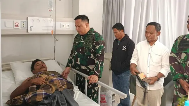 Dandim Manggarai Barat Jenguk Korban Dugaan Pemukulan Prajurit TNI di RS Labuan Bajo