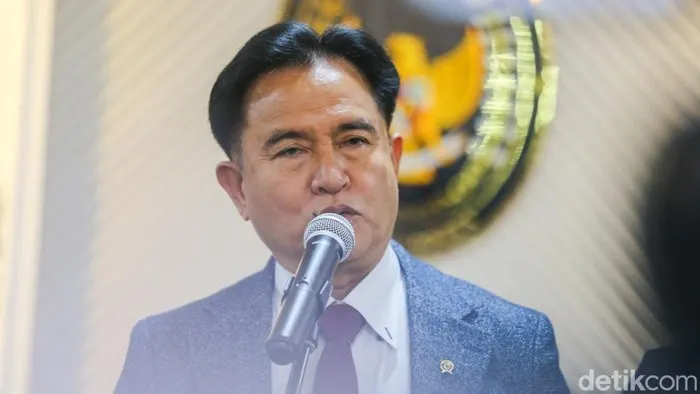 Menko Yusril Imbau Publik Tetap Tenang Pascakericuhan Usai Aksi 27 Agustus