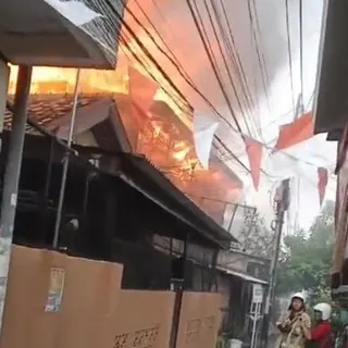 Permukiman di Gambir Jakarta Pusat Terbakar, 21 Mobil Damkar Dikerahkan