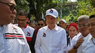 Hadiri Khitanan Putra Kiai di Cirebon, Jokowi Didampingi Pengurus PSI