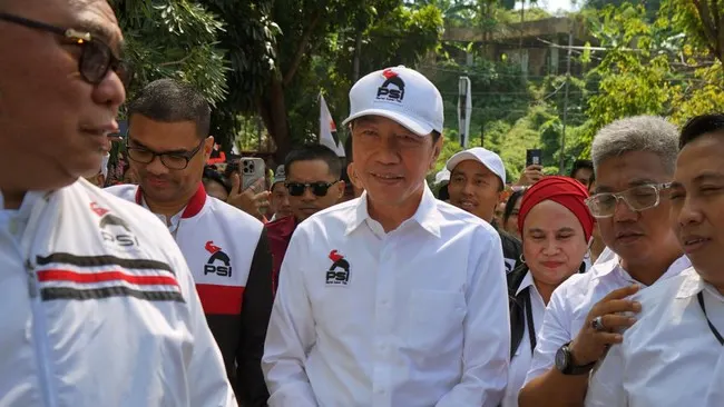 Hadiri Khitanan Putra Kiai di Cirebon, Jokowi Didampingi Pengurus PSI