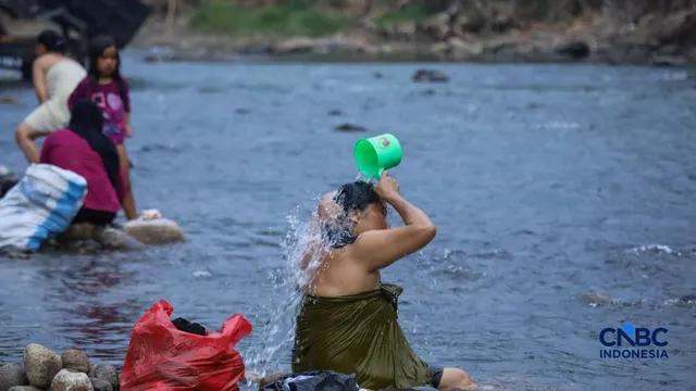 Dampak Kekeringan di Lebak, Warga Manfaatkan Sungai Ciberang yang Menyusut