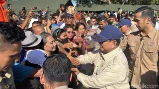 5 Momen Prabowo Datangi Lokasi Gempa NTT, Tinjau Pengungsi hingga Siapkan Hunian