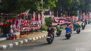 Pedagang Musiman Pernak-Pernik HUT ke-81 RI Ramaikan Pasar Minggu