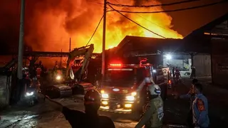 Kebakaran TPA Putri Cempo Meluas akibat Angin Kencang, Api Menjalar ke Blok C