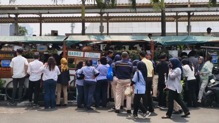 Rayakan Ultah, Zulhas Borong Dagangan 19 UMKM di Sekitar Graha Mandiri untuk Dibagikan Gratis