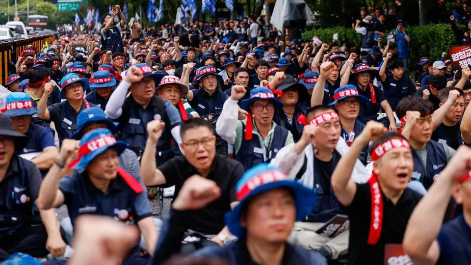 Potret Puluhan Ribu Buruh Hyundai Mogok, Produksi Mobil Korea Terancam