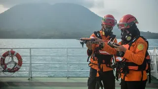 Harap-harap Cemas Istri Jurnalis yang Hilang di Selat Sunda