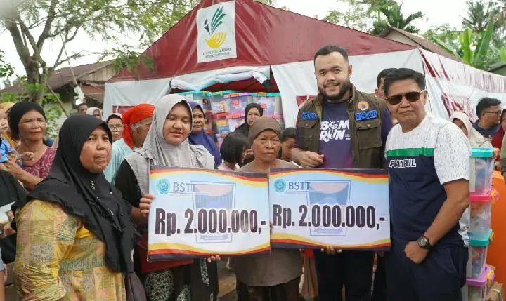 Penyaluran Bantuan APBD Kota Padang untuk Pemulihan Rumah Terdampak Banjir