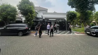 KPK Geledah Rumah Mewah di Depok Terkait Kasus Suap Proyek Bupati Ade Kuswara