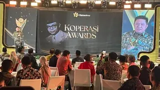 Penghargaan Bakti Koperasi Nayaka Mahambara untuk Gubernur Sumatera Selatan