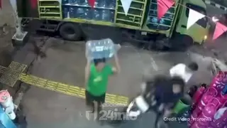 Viral Pemotor Dikejar Begal Sampai Nabrak Warung di Tebet, Polisi Selidiki