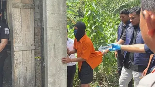Aan Jalani Prarekonstruksi Kasus Pembunuhan Satu Keluarga di Palu