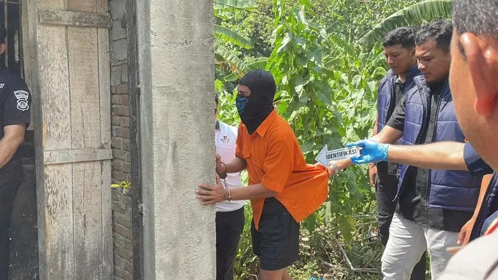 Aan Jalani Prarekonstruksi Kasus Pembunuhan Satu Keluarga di Palu