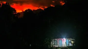 FOTO, Kebakaran Gunung Merapi Ungup-ungup Meluas Ancam Wisata Ijen