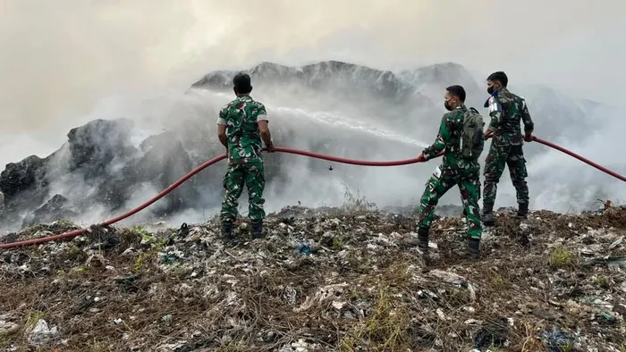Sudah 16 Jam Kebakaran TPA Galuga Bogor Belum Padam