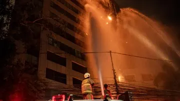 Proses Pemadaman Kebakaran Ruang Arsip Gedung Bapenda Jakarta di Jalan Abdul Muis