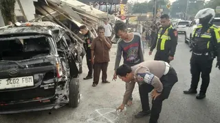 Truk Diduga Alami Rem Blong Tabrak Mobil Parkir dan Dua Bangunan di Jalur Puncak Bogor