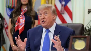 Trump Tangguhkan Jadwal Wawancara Visa Imigran Seluruh Dunia, Ini Alasannya