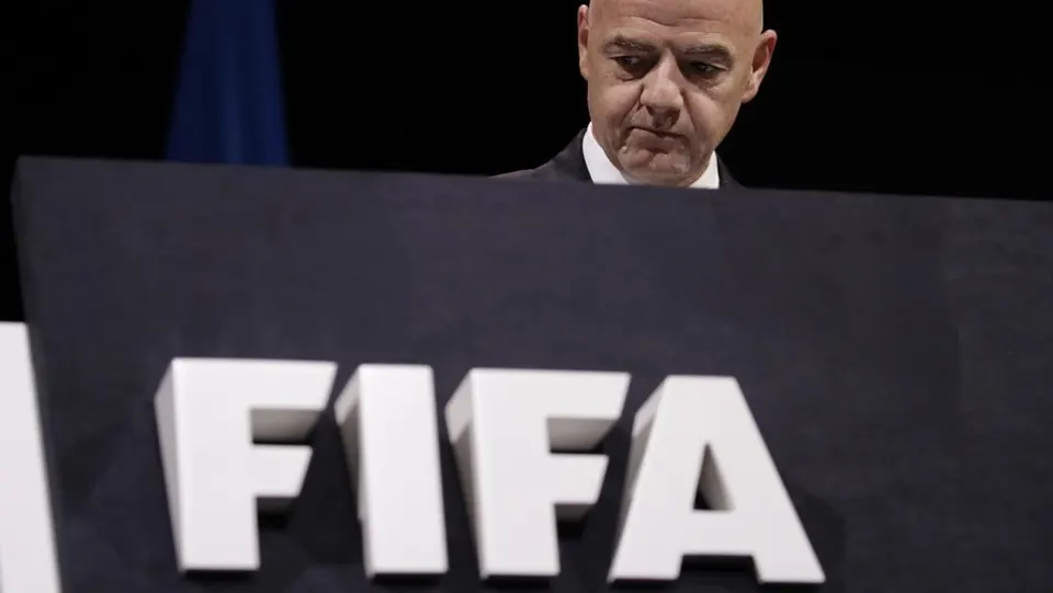 Ramai-Ramai Fan Sepak Bola Desak Presiden FIFA Gianni Infantino Mundur