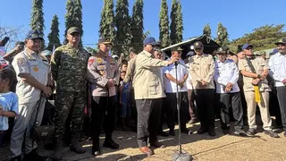 Temui Korban Gempa NTT, Prabowo Belasungkawa bagi yang Kehilangan Keluarga