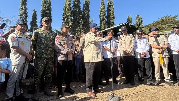 Temui Korban Gempa NTT, Prabowo Belasungkawa bagi yang Kehilangan Keluarga