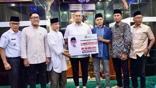 Andre Rosiade Serahkan Bantuan Rp 50 Juta untuk Masjid di Padang Timur