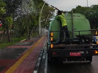 Water Mist Disemprot di Jalanan Jakarta Imbas Abu Vulkanik Anak Krakatau