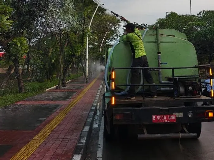 Water Mist Disemprot di Jalanan Jakarta Imbas Abu Vulkanik Anak Krakatau