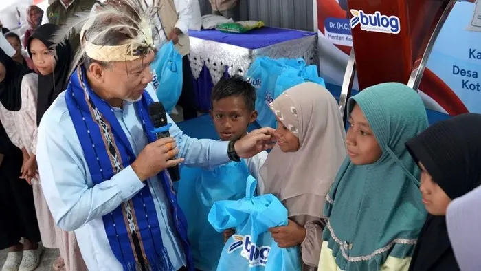 Menko Pangan Serahkan Bantuan Beras ke Ojol dan Anak Yatim di Ambon