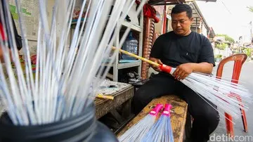 Daur Ulang Botol Plastik Jadi Sapu Buka Peluang Ekonomi Warga Petukangan Utara