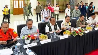 Menteri Kabinet Merah Putih Peringati HUT ke-81 RI Bersama Warga Terdampak Gempa NTT