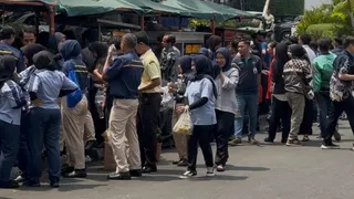 Borong Dagangan UMKM, Zulhas Beri Kejutan Makan Gratis buat Ojol-Pemulung