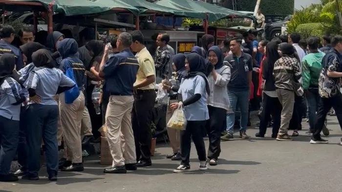 Borong Dagangan UMKM, Zulhas Beri Kejutan Makan Gratis buat Ojol-Pemulung