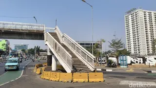 Viral JPO di Cawang, Turun Tangga Masih di Tengah Jalan, Warga Pilih Lewat Bawah