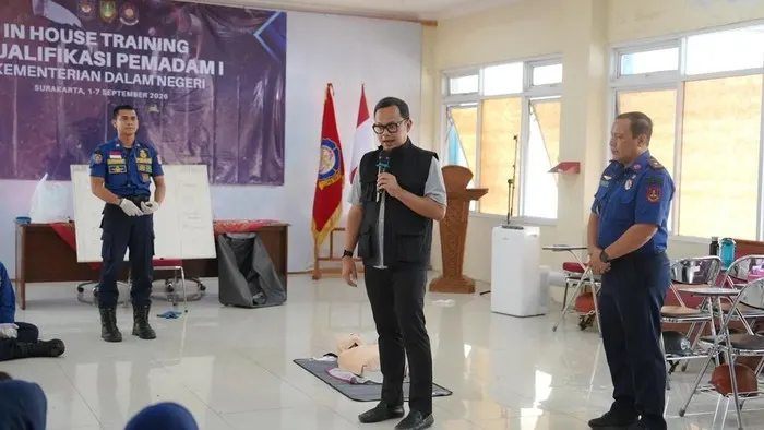 Tinjau Damkar Surakarta, Wamendagri Bima Arya Soroti Risiko Penyelamatan