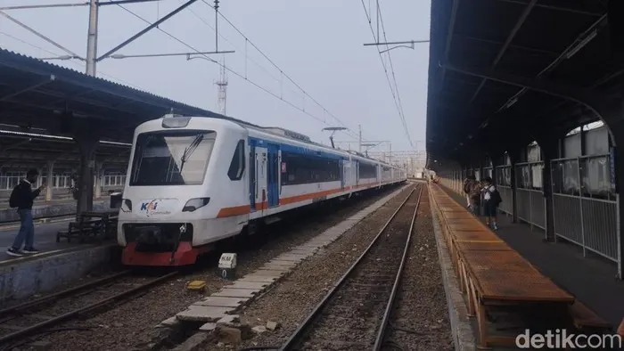 Kereta Bandara yang Dioper ke KRL Pink Line Bikin Takjub Anker