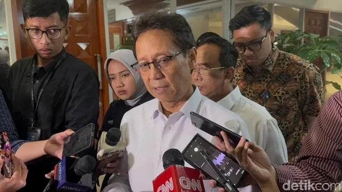 Menkes Ungkap 3 Bahaya Abu Anak Krakatau, Kalau Bisa Jangan Keluar Rumah