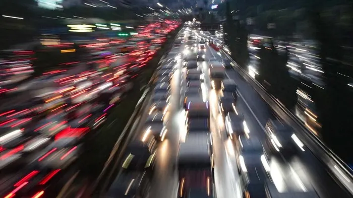 Exit Tol Sawangan Depok Macet Parah, Penumpang Transjakarta Turun di Tengah Jalan
