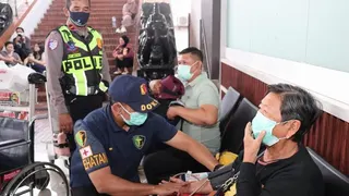 Polisi Bagikan Makanan Ringan dan Sediakan Layanan Kesehatan untuk Penumpang di Bandara Soetta