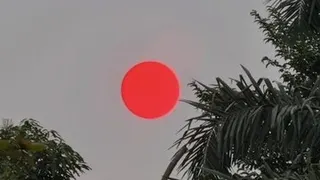Fenomena Matahari Merah Menyala di Langit Palangka Raya akibat Kabut Asap Karhutla