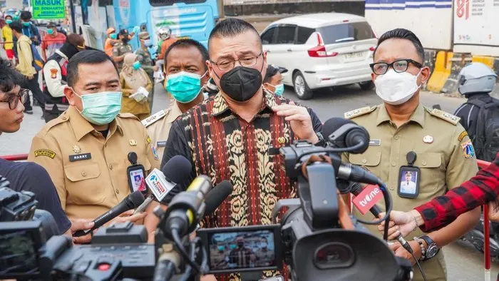 Abu Anak Krakatau Masih Terasa, Kenneth DPRD DKI Bagikan 100 Dus Masker Gratis