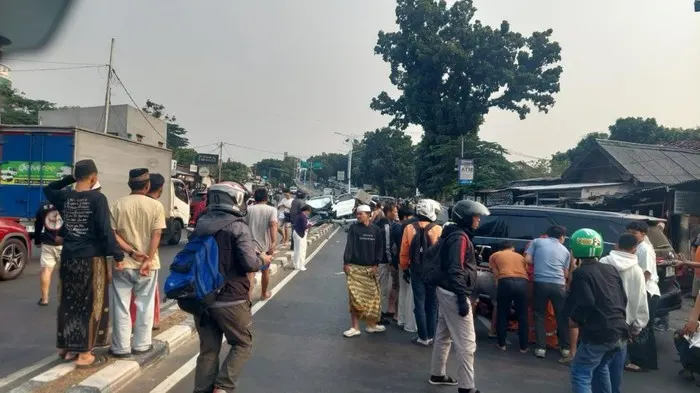 Detik-detik Kecelakaan Beruntun di Kembangan Jakbar, SUV Tabrak Tiang Lampu hingga Korban Tergeletak