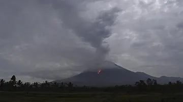 Panduan Keselamatan Aktivitas di Wilayah Rawan Erupsi Gunung Semeru