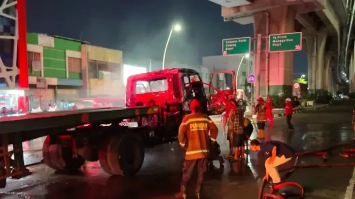 Tabrakan Maut Motor dan Truk Trailer di Tanjung Priok Picu Kebakaran Kabin