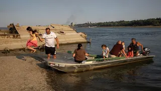Kapal Perang Dunia II Bangkit dari Dasar Sungai, Disambangi Warga