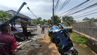 Elf Rombongan Besan dari Cibitung Masuk Kali di Depok, 15 Orang Terluka