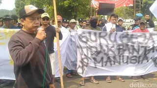 Massa Geruduk Kantor Bupati Pekalongan Buntut Kepsek dan Guru Mesum di Sekolah