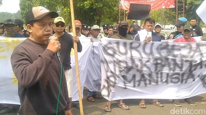 Massa Geruduk Kantor Bupati Pekalongan Buntut Kepsek dan Guru Mesum di Sekolah