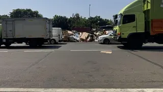 Warga Kaget Dengar Suara Keras Saat Truk Terguling Melintang di Tol JORR